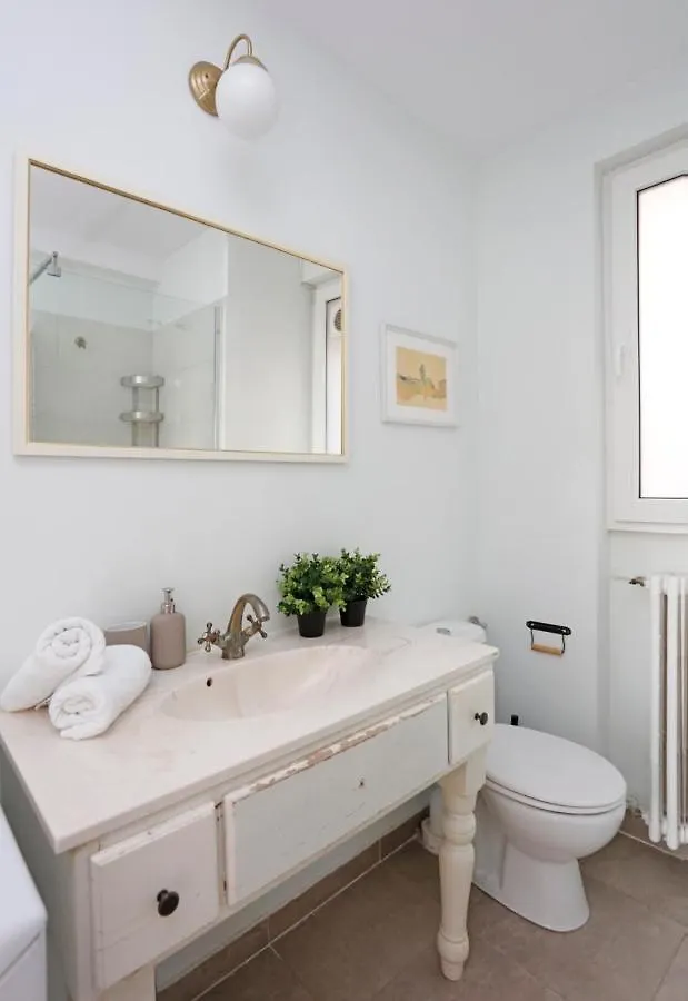Classy 2 Bedroom Apartment In City Center Bucharest 0*,
